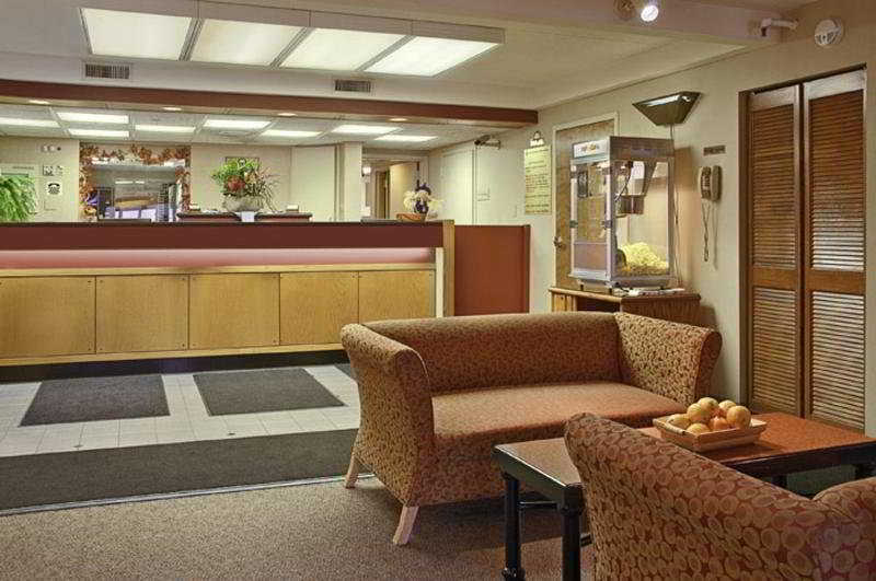 Days Inn By Wyndham Harrisburg North Интериор снимка