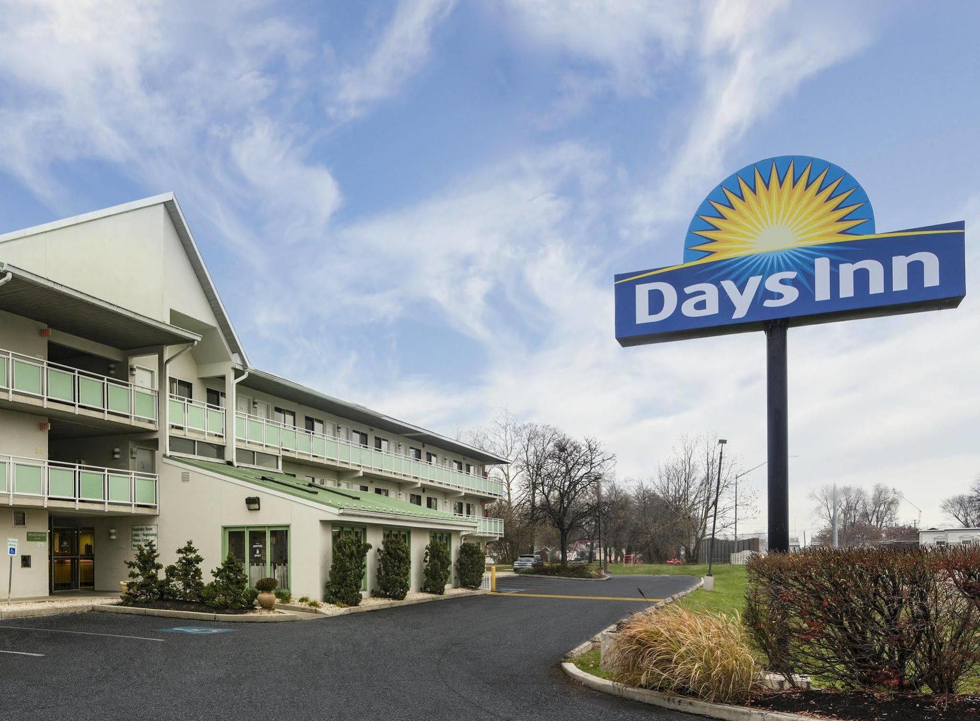 Days Inn By Wyndham Harrisburg North Екстериор снимка