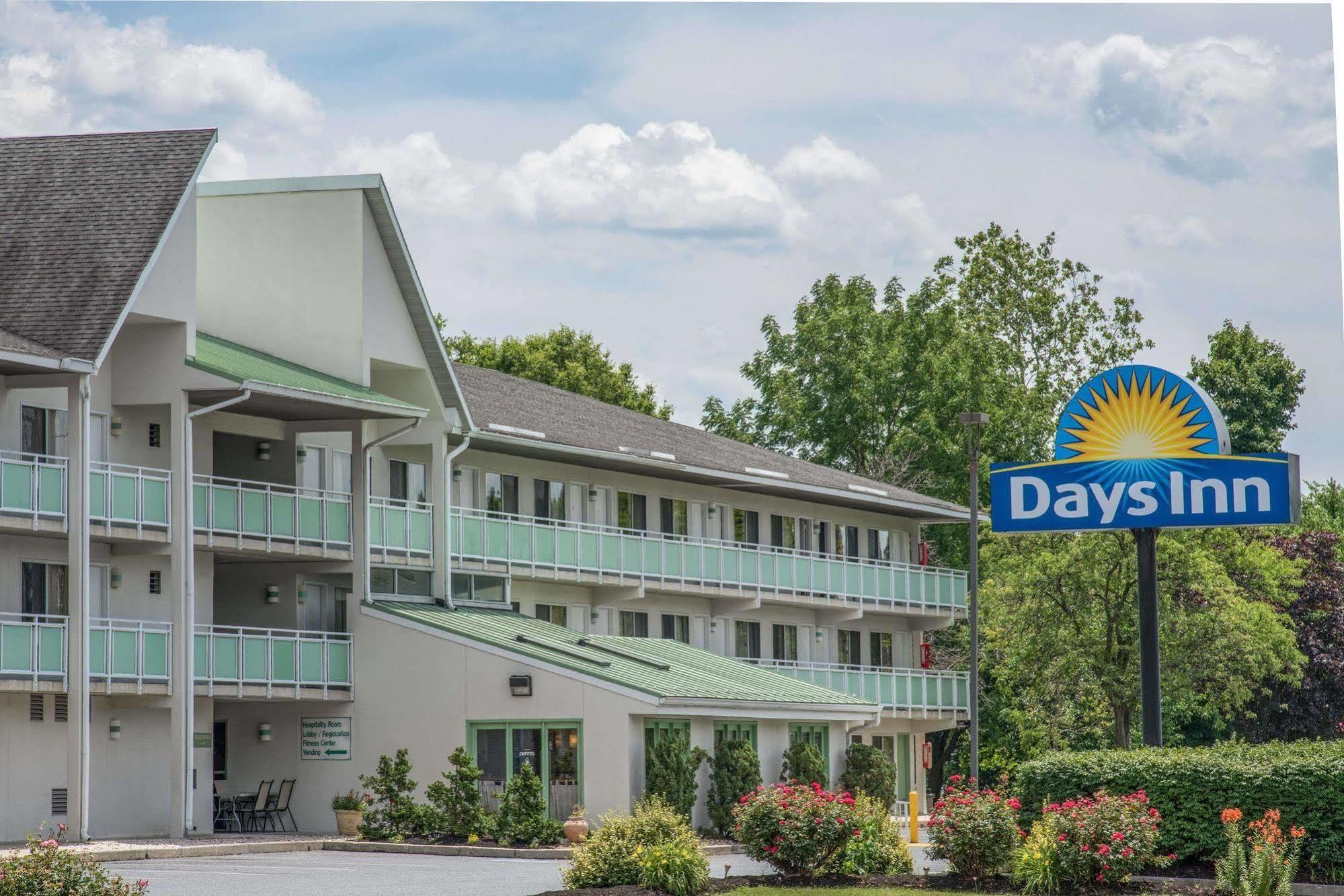 Days Inn By Wyndham Harrisburg North Екстериор снимка