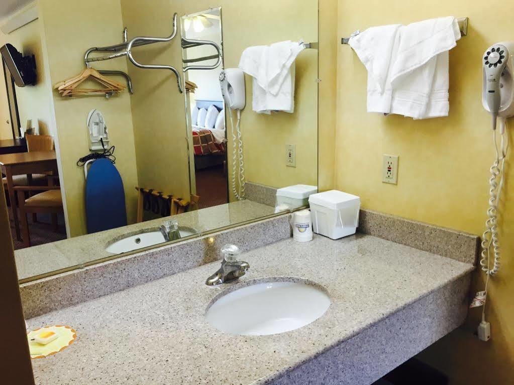 Days Inn By Wyndham Harrisburg North Екстериор снимка