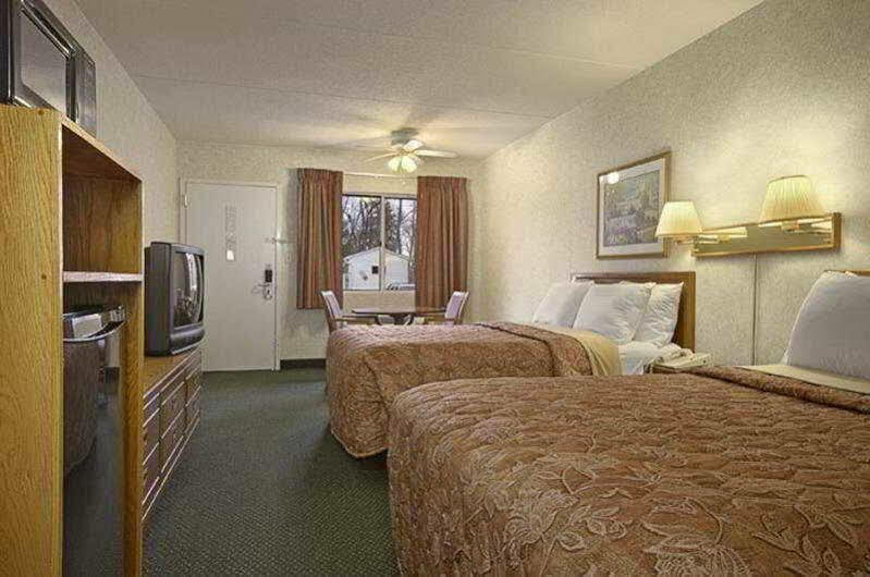 Days Inn By Wyndham Harrisburg North Екстериор снимка